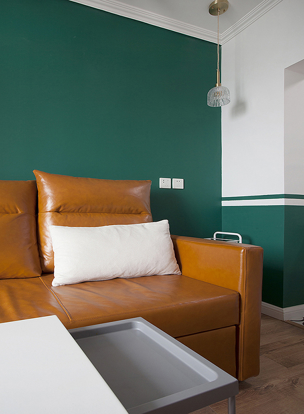 成都大晶装饰公司55㎡经济适用套一客厅沙发装修 墨绿+原木+深蓝装出高级感