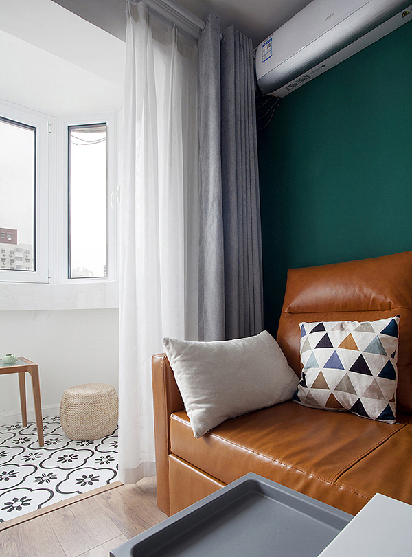 成都大晶装饰公司55㎡经济适用套一客厅家具装修 墨绿+原木+深蓝装出高级感